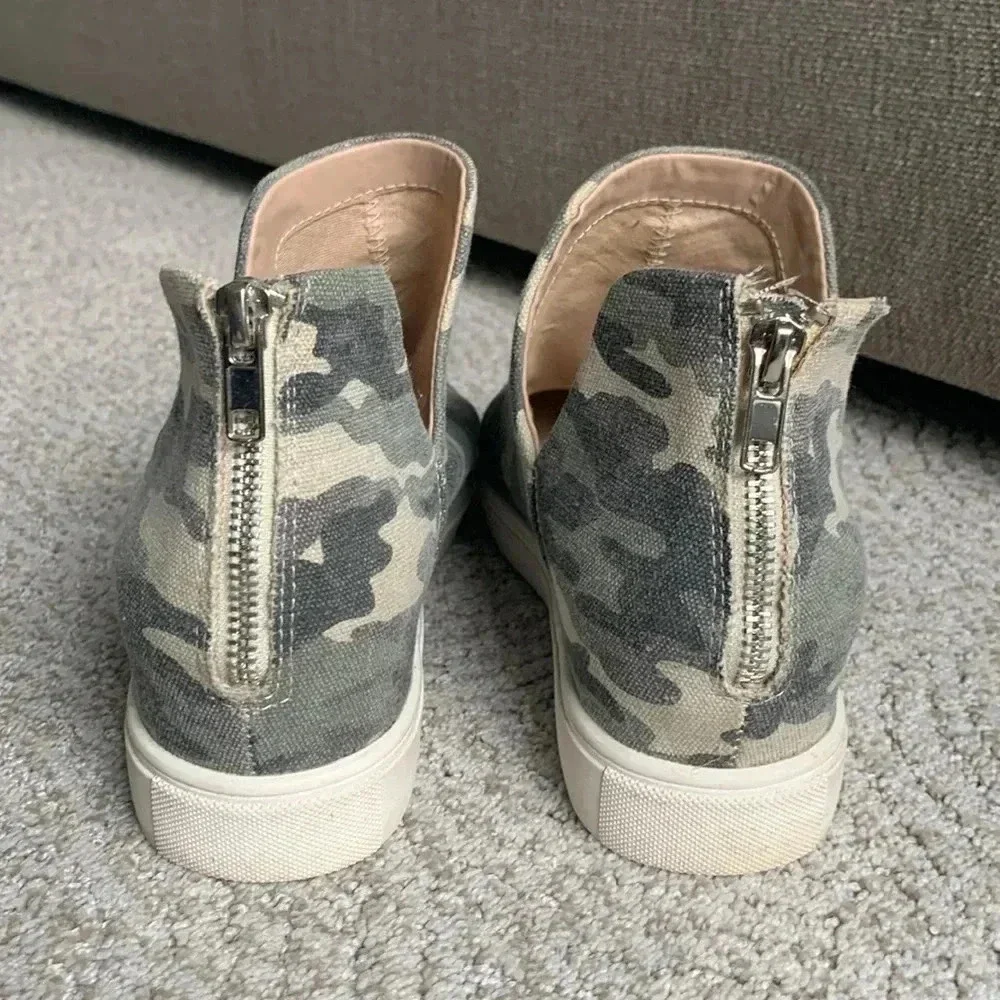 Steve Madden Georgie sneaker size 9 1/2 medium camouflage canvas print
